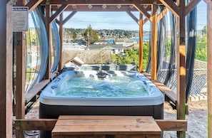 Outdoor spa tub