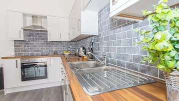 Fridge, microwave, oven, coffee/tea maker