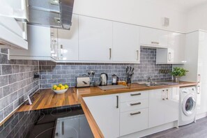 Coffee/tea maker, fridge, microwave, oven