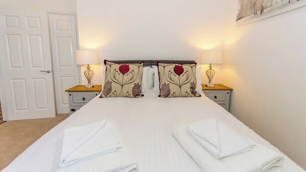 3 bedrooms, desk, iron/ironing board, travel cot - Spacious 3 bed apartment near RWY in Plymouth (Cremyll)