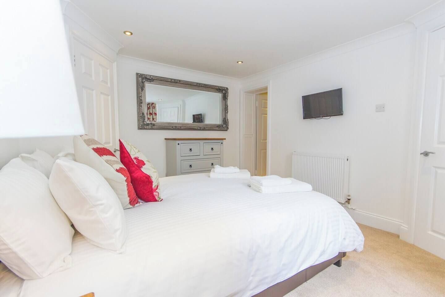 3 bedrooms, desk, iron/ironing board, travel cot