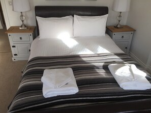 1 bedroom, iron/ironing board, WiFi, bed sheets - Luxury lower ground floor apartment street view (Cremyll)