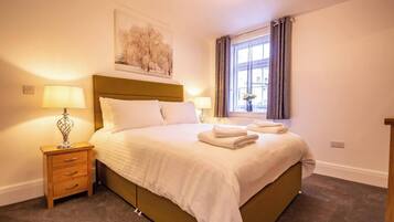4 bedrooms, in-room safe, desk, iron/ironing board