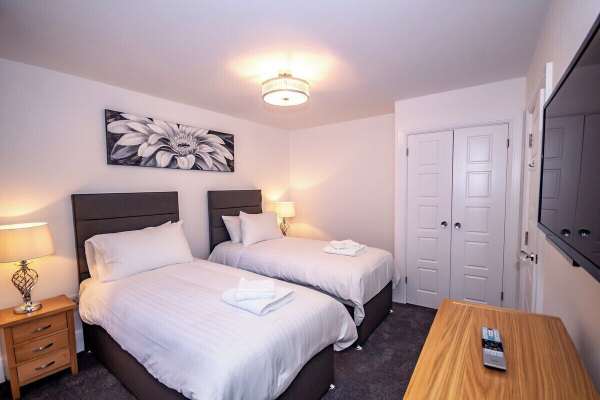 4 bedrooms, iron/ironing board, WiFi, bed sheets