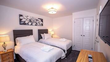 4 bedrooms, iron/ironing board, WiFi, bed sheets