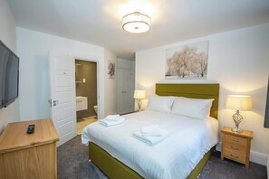 4 bedrooms, iron/ironing board, WiFi, bed sheets