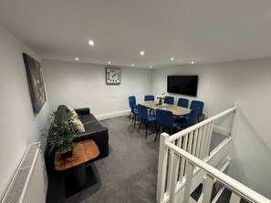 Living area - Luxury 4 bedroom ground floor apartment (Plymouth)