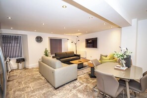 Living area - 2 Bed - The Sandringham Suite by Smart Welcomes (Plymouth)
