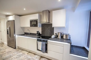 Fridge, microwave, oven, dishwasher - 2 Bed - The Sandringham Suite by Smart Welcomes (Plymouth)