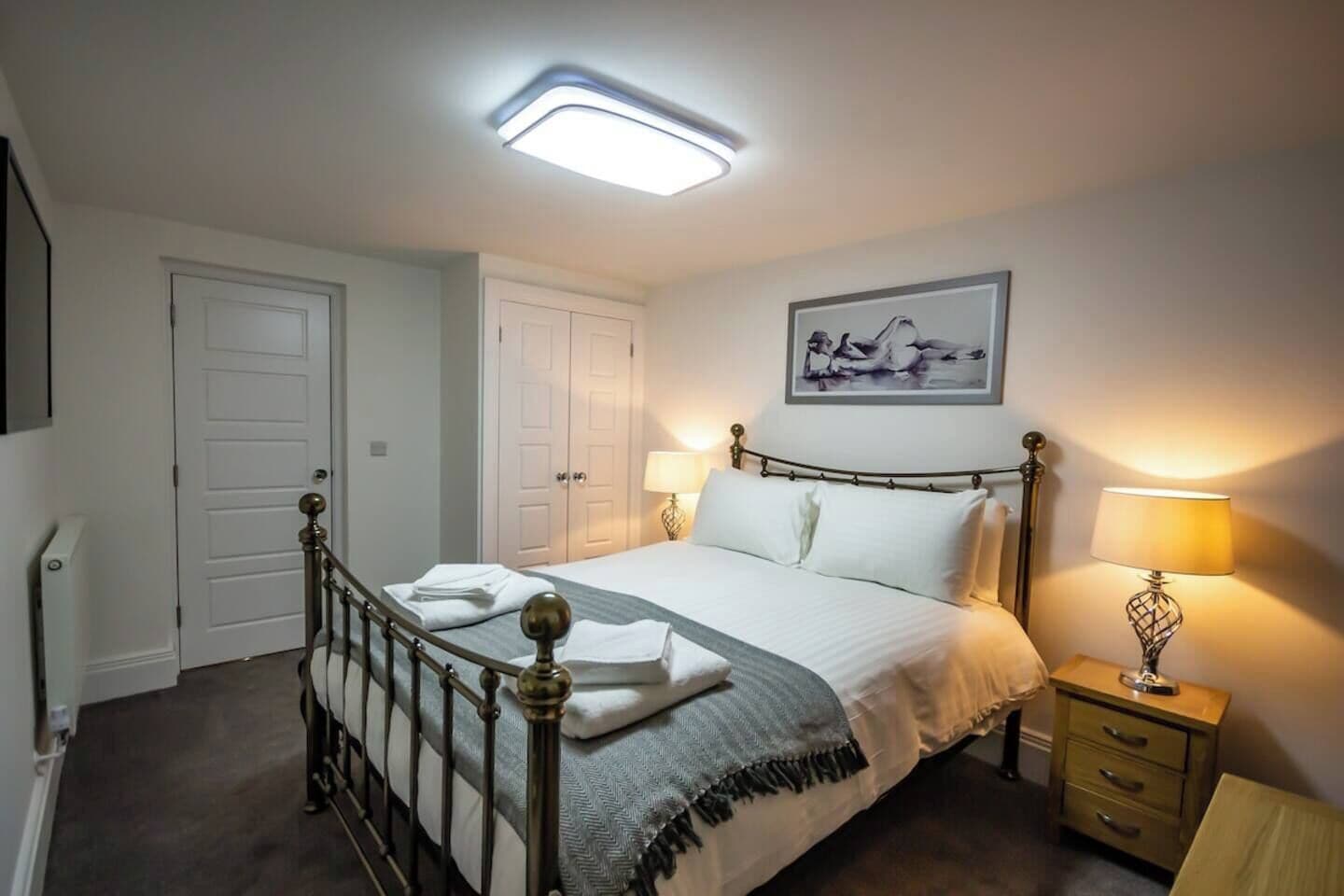 2 bedrooms, desk, iron/ironing board, WiFi (free)