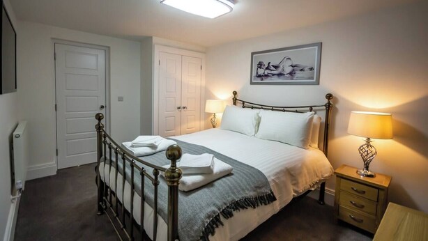 2 bedrooms, desk, iron/ironing board, WiFi (free)