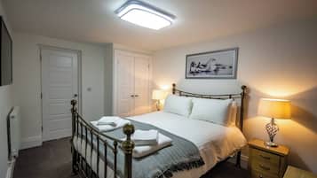 2 bedrooms, desk, iron/ironing board, WiFi (free)