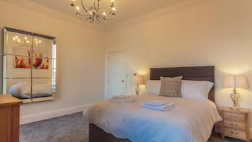 1 dormitorio, tabla de planchar con plancha, wifi y ropa de cama