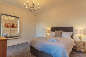 1 bedroom, iron/ironing board, WiFi, bed sheets - Luxury 1 bedroom top floor apartment (Plymouth)
