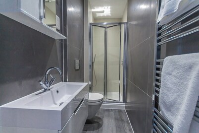 Luxury 1 bedroom top floor apartment