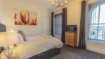 1 dormitorio, escritorio, tabla de planchar con plancha y cuna de viaje