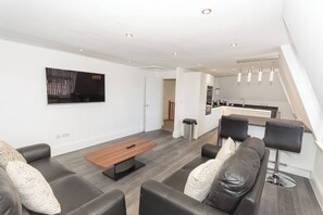TV - 3 Bed - The Regency Suite by Pureserviced (Plymouth)