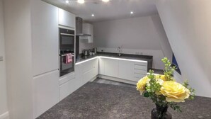 Microwave, oven, dishwasher, electric kettle - 3 Bed - The Regency Suite by Pureserviced (Plymouth)