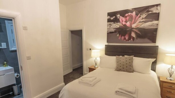 3 bedrooms, in-room safe, desk, iron/ironing board - 3 Bed - The Regency Suite by Pureserviced (Plymouth)