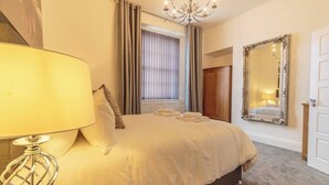 3 bedrooms, in-room safe, desk, iron/ironing board - 3 Bed - The Regency Suite by Pureserviced (Plymouth)
