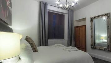 3 bedrooms, in-room safe, desk, iron/ironing board