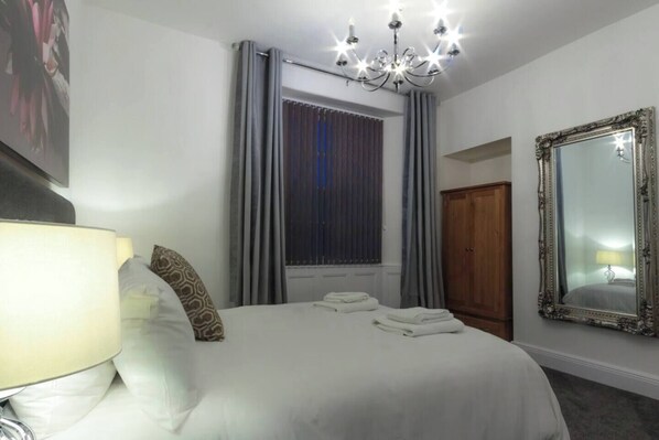 3 bedrooms, in-room safe, desk, iron/ironing board
