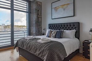 1 chambre, bureau, fer et planche à repasser, lit de bébé portatif