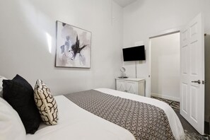 3 bedrooms, desk, iron/ironing board, WiFi