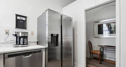 New Suite Oak St Retreat! Shops, Music & More!