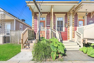 New Suite Oak St Retreat! Shops, Music & More!
