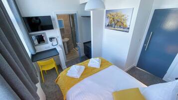 2 bedrooms, desk, iron/ironing board, travel cot
