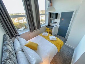 2 habitaciones, tabla de planchar con plancha, wifi y ropa de cama 