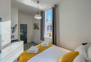 2 Schlafzimmer, Schreibtisch, Bügeleisen/Bügelbrett, Reisekinderbett