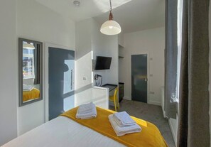 2 Schlafzimmer, Schreibtisch, Bügeleisen/Bügelbrett, Reisekinderbett