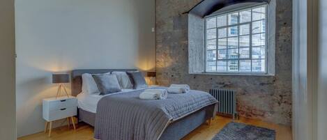 2 bedrooms, desk, iron/ironing board, WiFi (free)