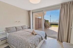 2 bedrooms, iron/ironing board, WiFi, bed sheets - Beautiful sea view from garden. (Fuengirola)