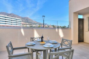 Outdoor dining - Beautiful sea view from garden. (Fuengirola)