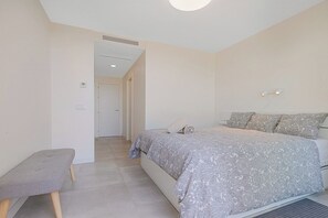 2 bedrooms, iron/ironing board, WiFi, bed sheets - Beautiful sea view from garden. (Fuengirola)