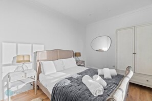 2 chambres, bureau, fer et planche à repasser, accès au Wi-Fi (inclus)