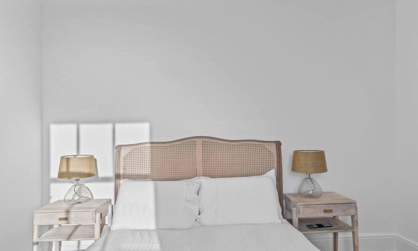 2 habitaciones, escritorio, tabla de planchar con plancha y wifi gratis 