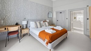 1 slaapkamer, een bureau, een strijkplank/strijkijzer, gratis wifi