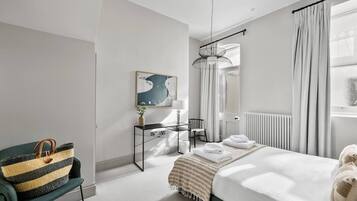 3 bedrooms, desk, iron/ironing board, WiFi (free)