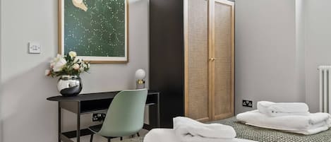 3 habitaciones, escritorio, tabla de planchar con plancha y wifi gratis