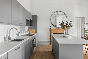 Fridge, microwave, oven, dishwasher - 1 Bed - Napier by Pureserviced (Plymouth)