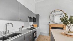 Fridge, microwave, oven, dishwasher - 1 Bed - Napier by Pureserviced (Plymouth)