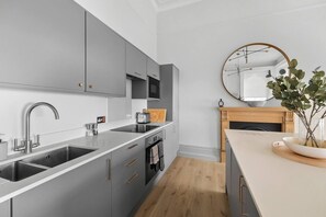 Fridge, microwave, oven, dishwasher - 1 Bed - Napier by Pureserviced (Plymouth)