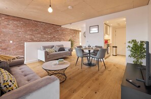 Leilighet – design | Oppholdsområde | En 32-tommers smart-TV med Parabol-TV