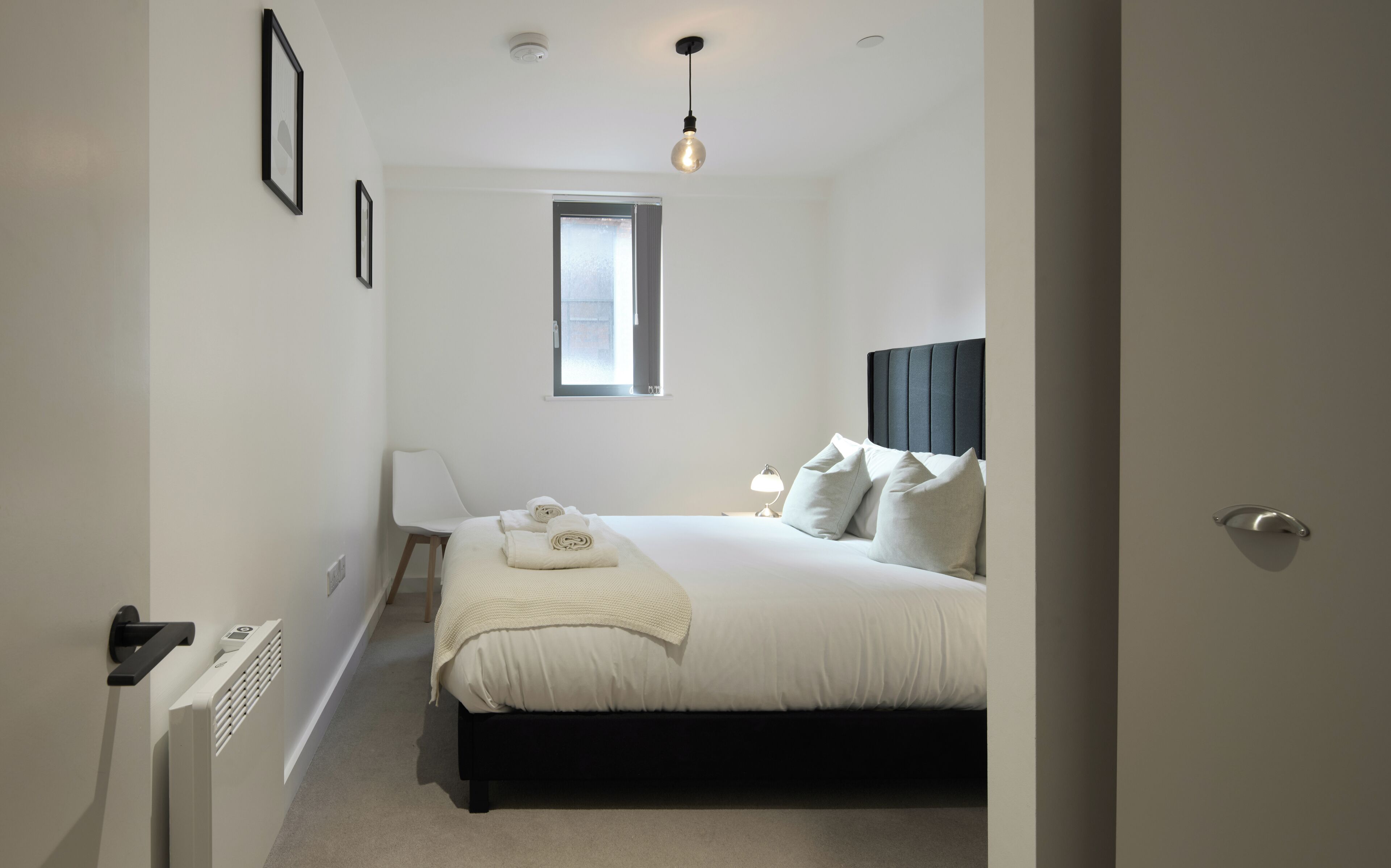 2 habitaciones, escritorio, internet por cable gratis y ropa de cama 