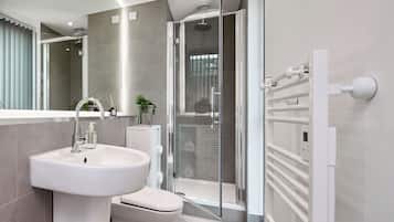 Appartement Design | Salle de bain | Ensemble douche/baignoire, sĂšche-cheveux, serviettes fournies
