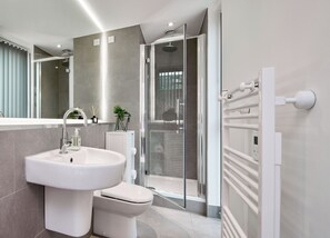 Appartamento Design | Bagno | Combinazione doccia/vasca, asciugacapelli, asciugamani